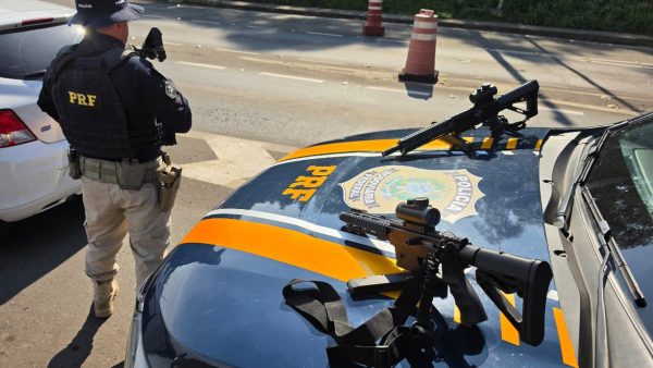 PRF prende mulher com duas carabinas na BR-386