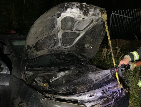 Bombeiros combatem chamas em carro no Centro Administrativo