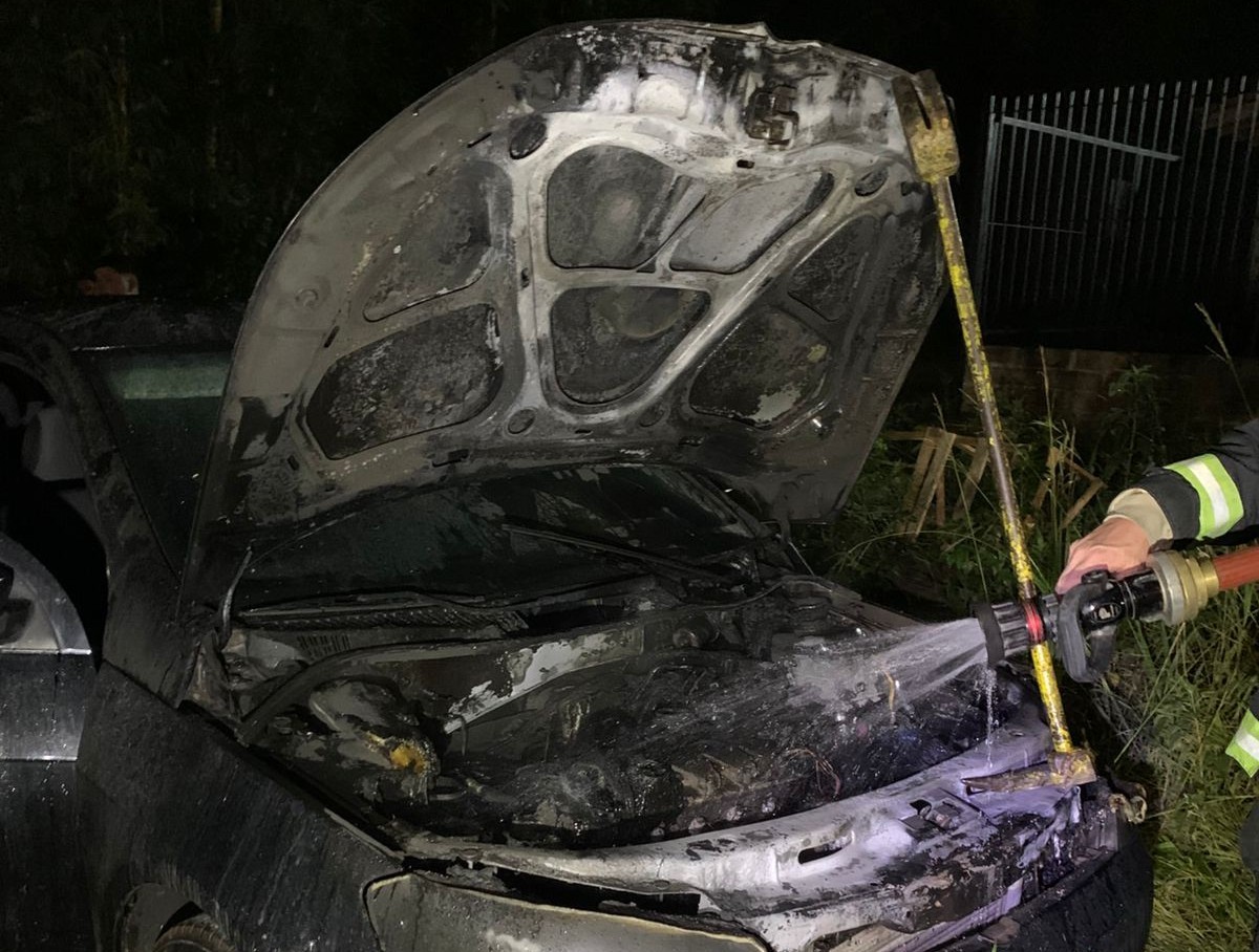 Bombeiros combatem chamas em carro no Centro Administrativo