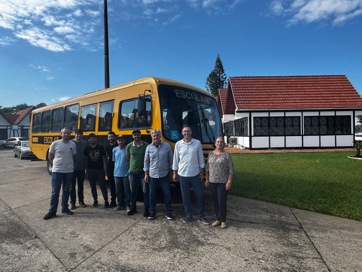 Prefeitura amplia frota escolar com novo ônibus
