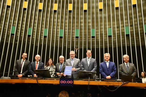 Certel recebe homenagem na Câmara dos Deputados