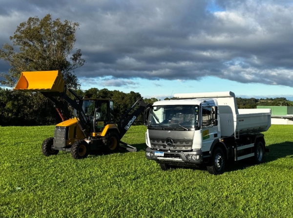 Município recebe um caminhão e uma retroescavadeira