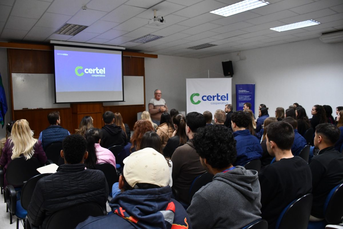 Conforme Hennemann, jovens são o futuro da Certel, sempre orientados pelos princípios e valores do Cooperativismo | Foto: Bruna Becker/divulgação