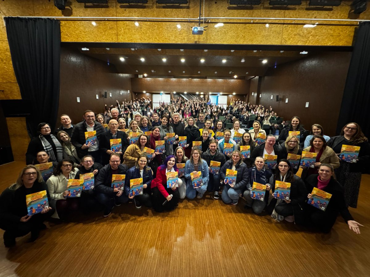 Lançamento ocorreu na noite desta segunda-feira, 18, para professores, autoridades e convidados. Foto: Assessoria de Imprensa da Prefeitura de Teutônia 