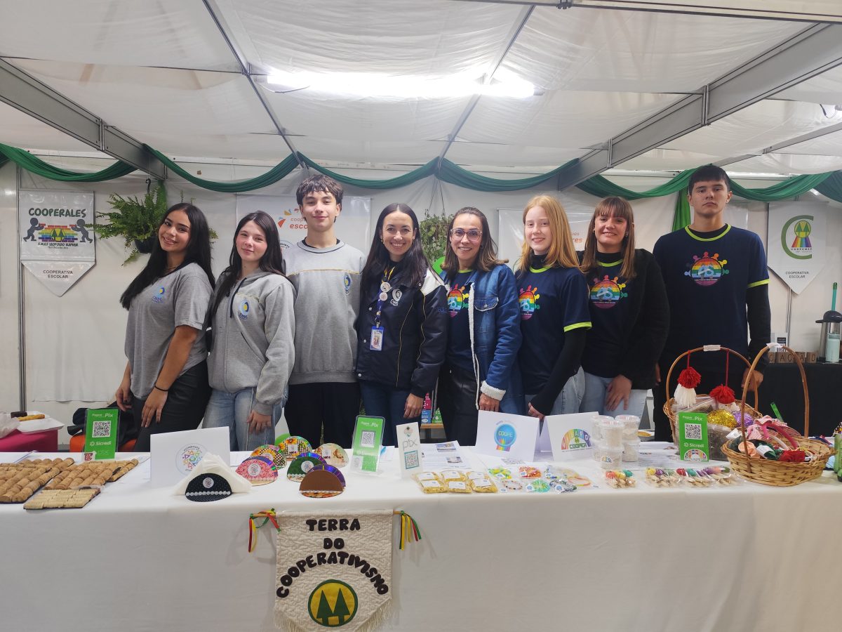 Cooperativas escolares levam empreendedorismo e sustentabilidade à Festa de Maio
