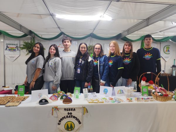 Cooperativas escolares levam empreendedorismo e sustentabilidade à Festa de Maio