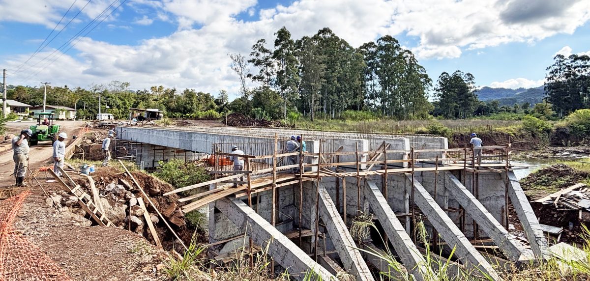 Pontes e contenções marcam avanço na recuperação regional