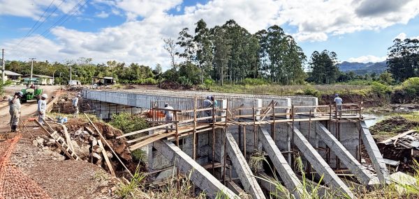 Pontes e contenções marcam avanço na recuperação regional