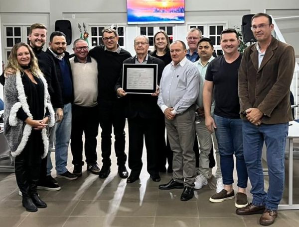 Ex-prefeito recebe título de Cidadão Emérito