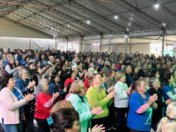 Baile celebra alegria e vitalidade da melhor idade
