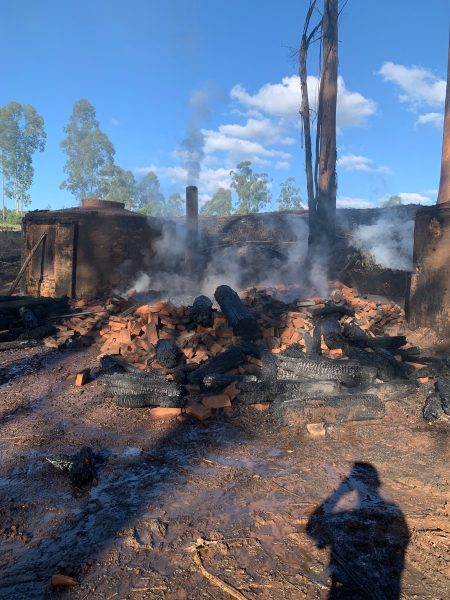 Incêndio destrói forno de carvão no interior do município