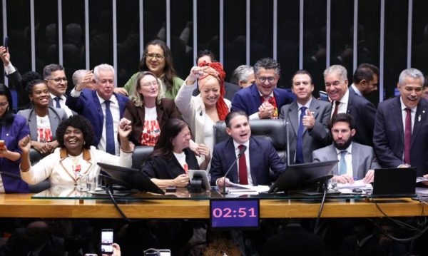 Câmara aprova PEC que acaba com a escala 6×1