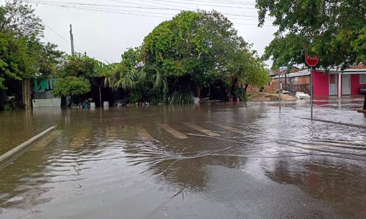 Temporal atinge 19 municípios no RS, deixa desalojados e causa bloqueios em rodovias