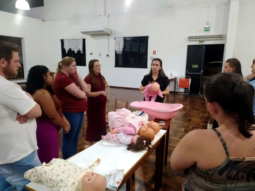 Enfermeira obstetra, Melissa Hartmann, abordou, de forma prática, os primeiros cuidados com o recém-nascido, como manejo correto do bebê, cuidados com o corpo, umbigo e moleira, além de orientações sobre higiene e conforto (FOTOS: Divulgação Prefeitura de Westfália / Bruna Martins)