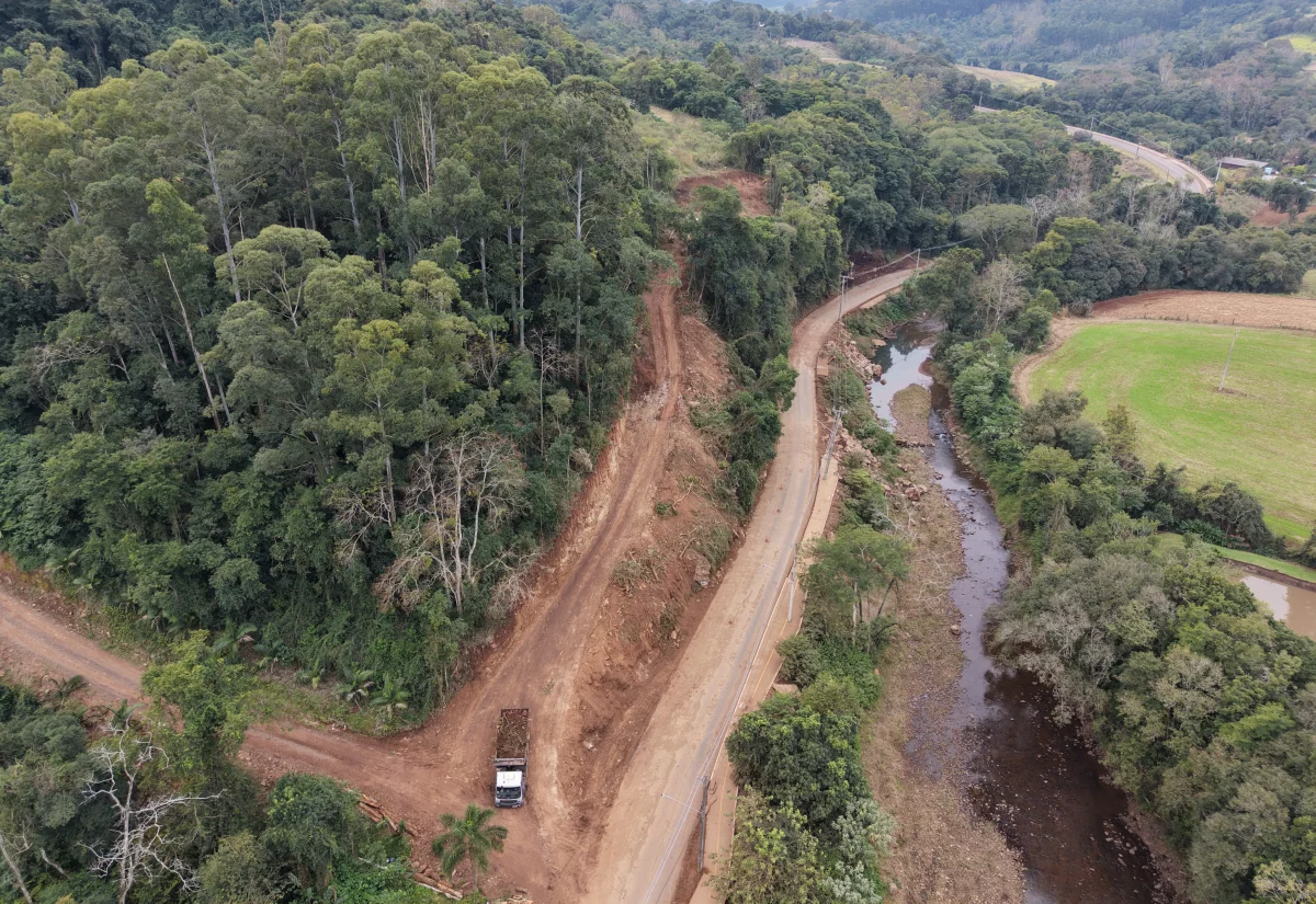 Obras no Paredão provocam desvios por Linha Michels e Linha Imhoff