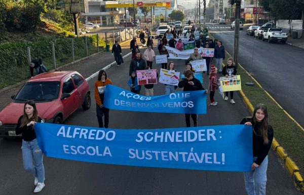 Caminhada conscientiza sobre meio ambiente e sustentabilidade