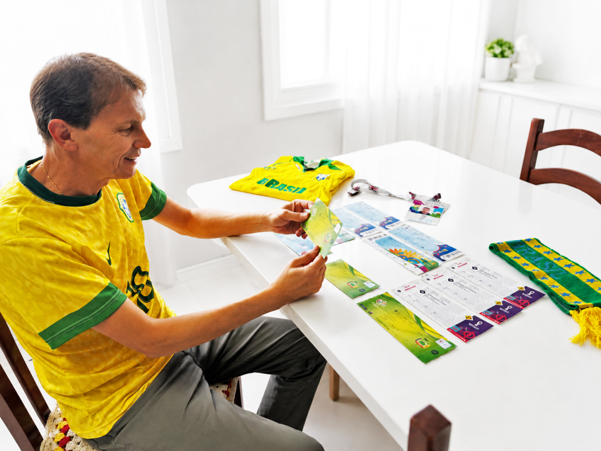 Acervo com ingressos, camisas e credenciais exalta as memórias e a paixão pelo futebol. Foto: Gabriela Arendt