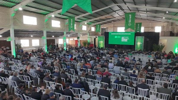 Sicredi Ouro Branco RS/MG reúne cerca de mil participantes no 1º Expo Fórum Agro em Estrela