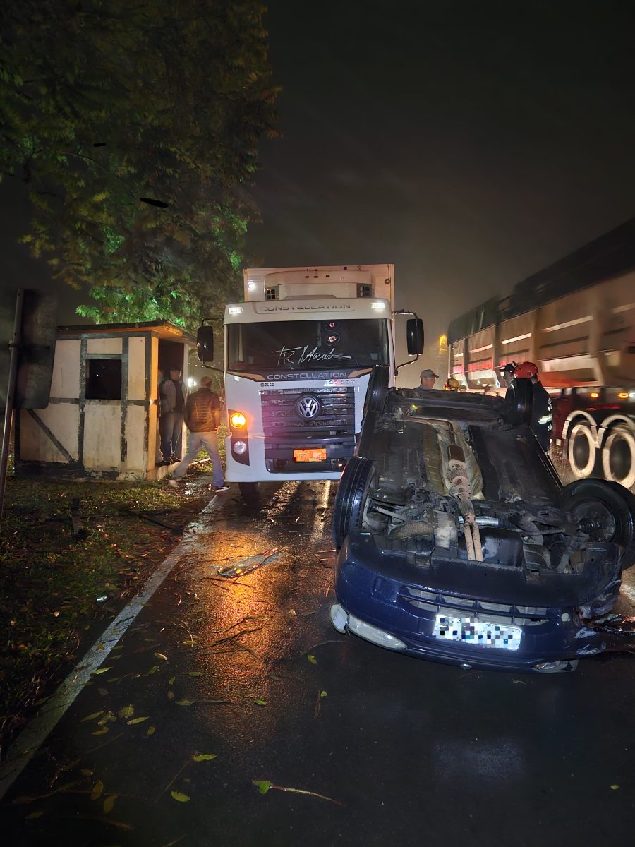 Carro capota após colisão com caminhão na Via Láctea