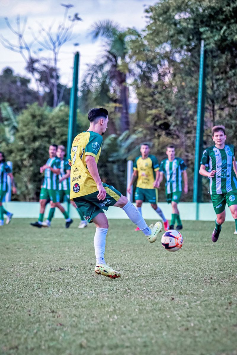 Juventude e Ouro Verde decidiram a vaga no Bairro Alesgut e
as equipes voltaram a empatar. O representante de Linha Berlim
levou a melhor nos pênaltis, vencendo por 4x2. Foto: Tainá Danzer Fotografia Esportiva/Divulgação