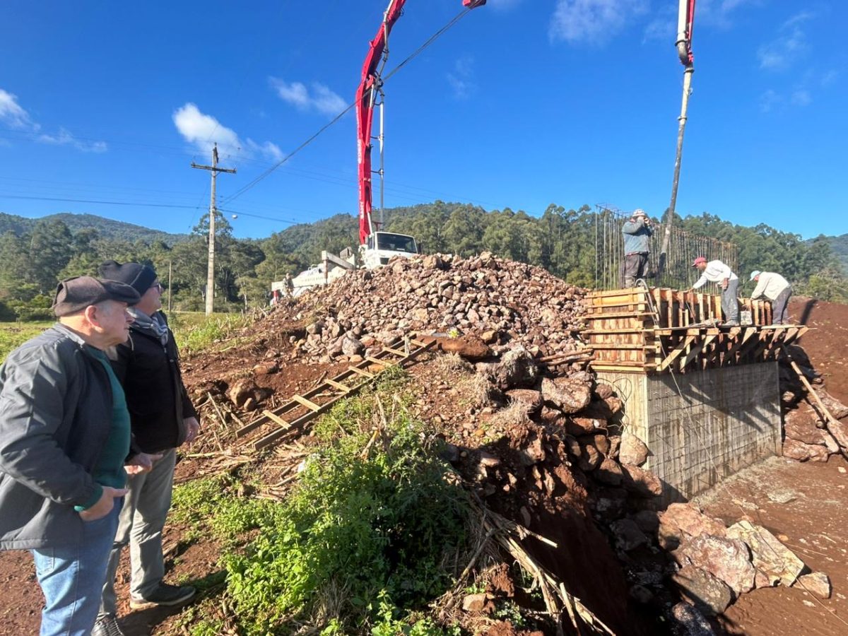 Ponte da Comunidade Mãe de Deus avança com concretagem de pilares