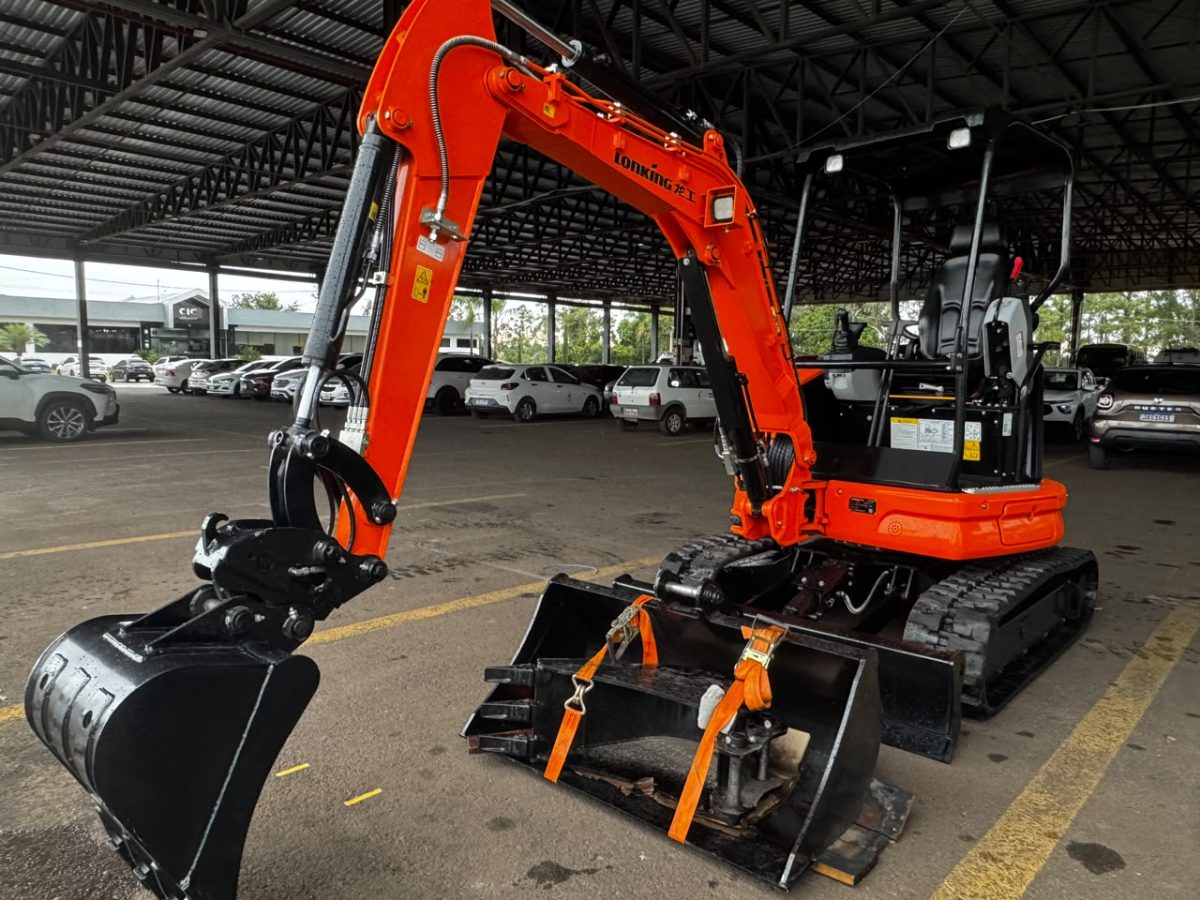 Município investe R$ 205 mil em mini escavadeira