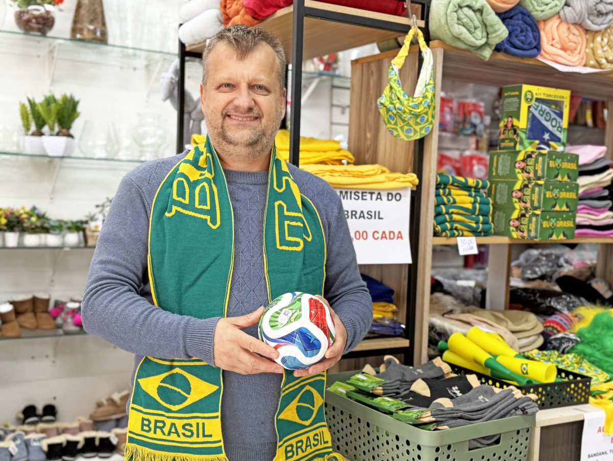 Da vitrine às figurinhas, mundial movimenta vendas no comércio