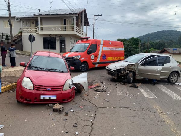 Adolescente fica ferida após colisão no Bairro Canabarro