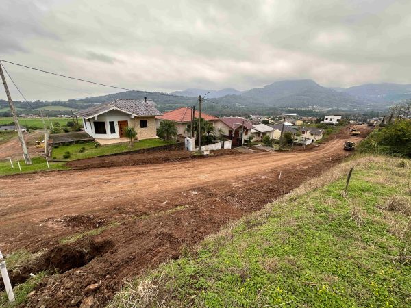 Iniciam obras de pavimentação da Rua Henrique Grave