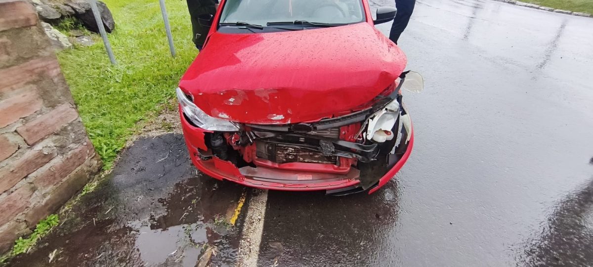 Mulher fica ferida em colisão entre carro e carreta na Via Láctea