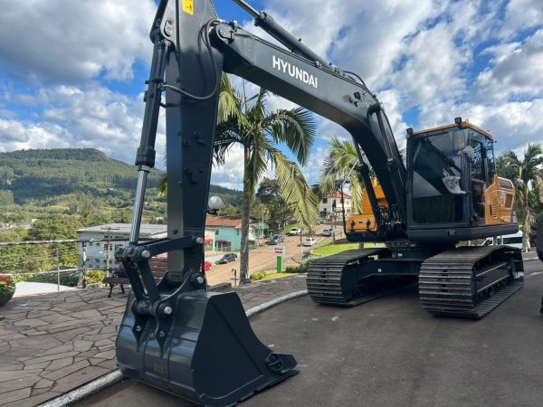 Nova escavadeira hidráulica amplia capacidade de atendimento no interior