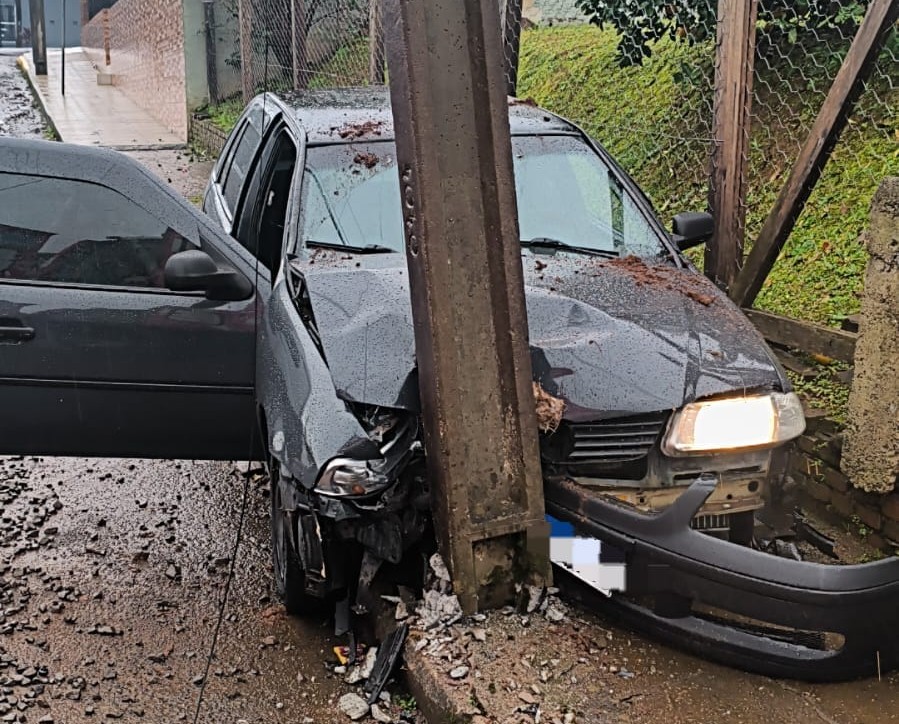 Acidente ocorreu na Rua 20 de Maio, por volta das 12h30. Foto:  DIVULGAÇÃO