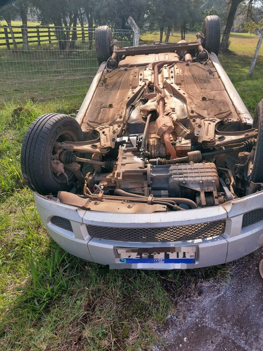 Mulher fica ferida após saída de pista seguida de capotamento