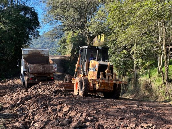 Obras avançam em estrada de Linha Schmidt Fundos