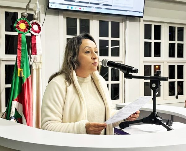 Vereadores homenageiam Escola Teobaldo Closs por prêmio do Ministério Público