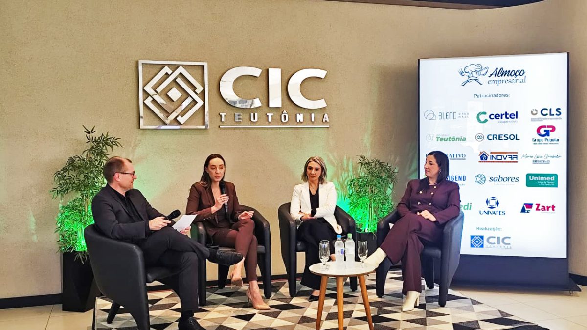 Empresárias Paulina Zart, Rocheli Kunzel e Taís Altmann conduziram o bate-papo sobre uma série de temas voltados ao universo corporativo | Foto: Marcel Lovato