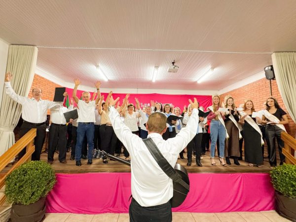 Noite de Corais reúne grupos de Fazenda Vilanova e região