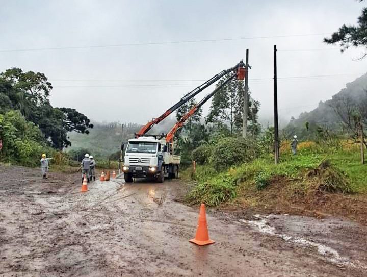 Equipes trabalham na construção e limpeza de redes de baixa e média tensão | Foto: Certel/Divulgação