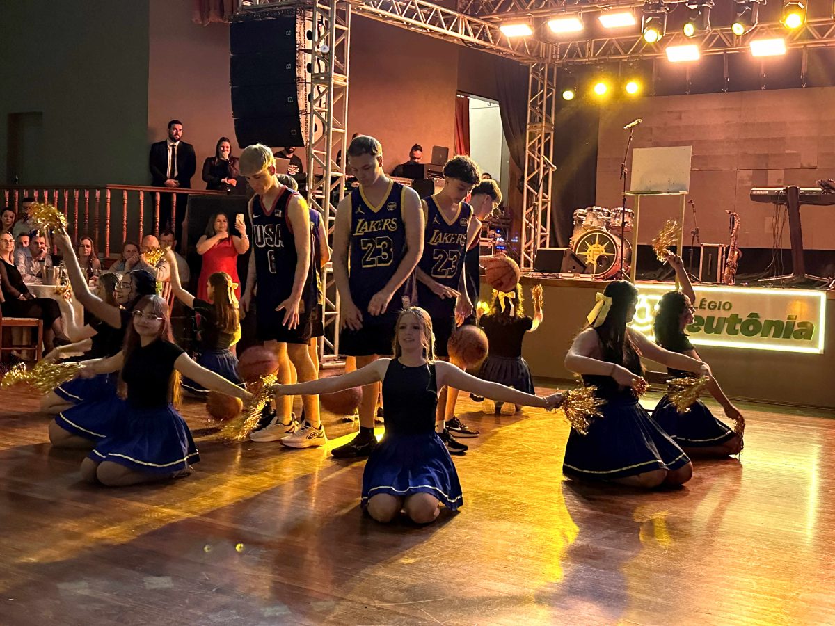 Jantar-baile celebra os 74 anos do Colégio Teutônia
