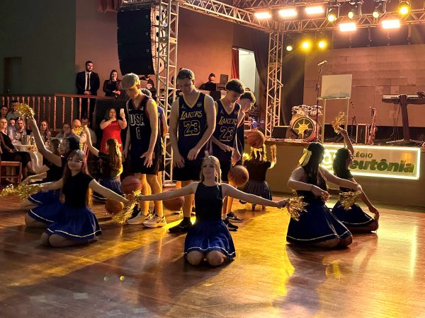 Jantar-baile celebra os 74 anos do Colégio Teutônia