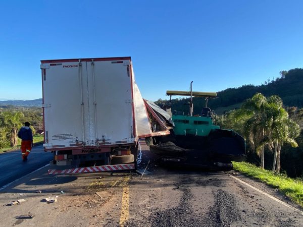 Caminhão colide com máquina de asfaltamento na Rota do Sol