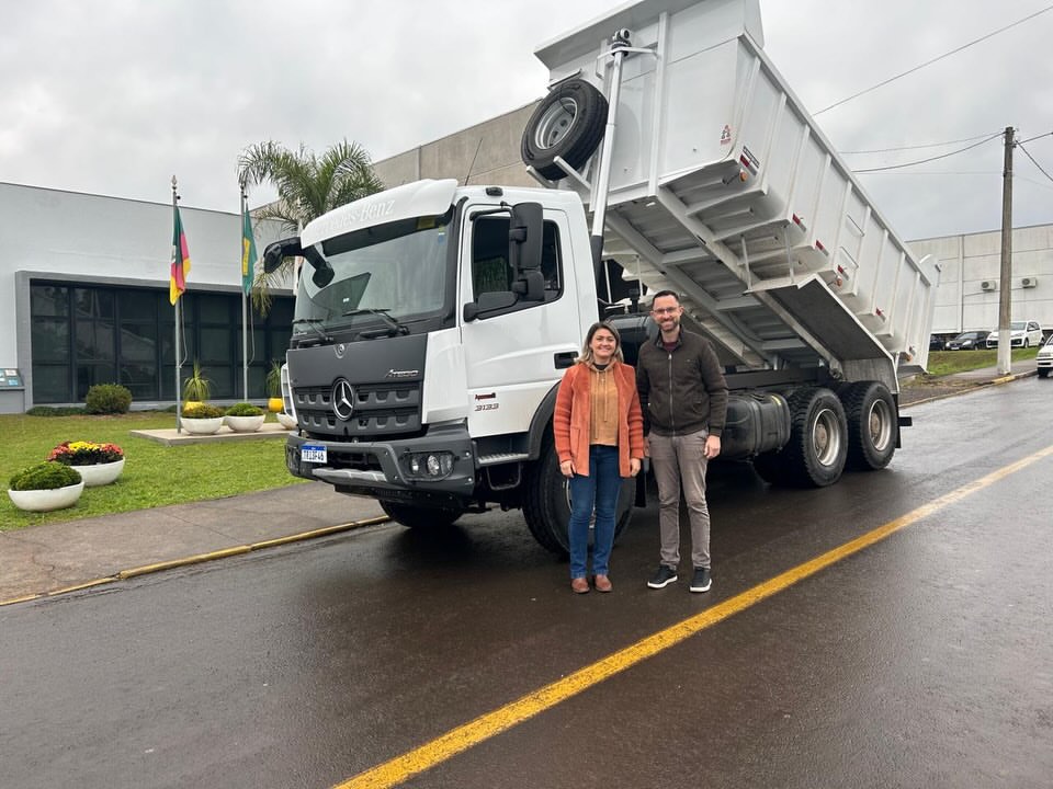 Paverama amplia frota com novo caminhão caçamba