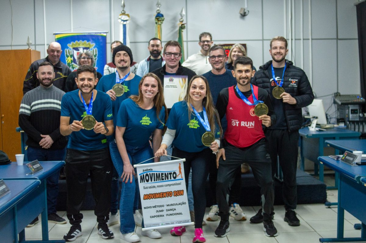 Atletas paveramenses foram homenageados pela participação na 41ª Maratona Internacional de Porto Alegre | Foto: divulgação