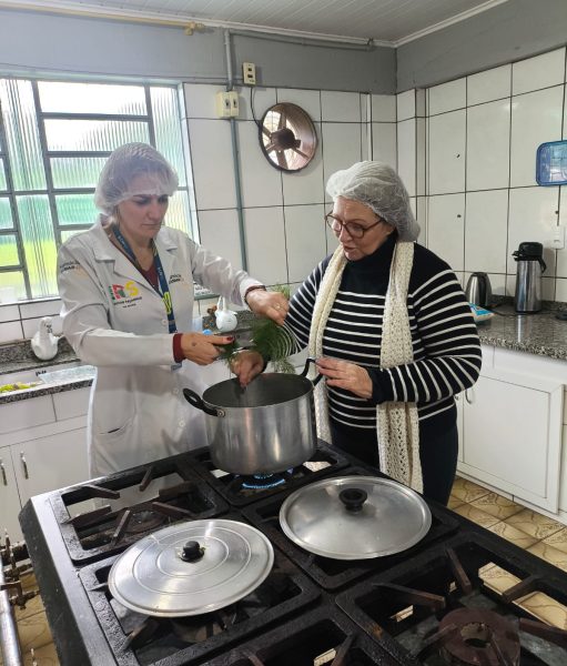 Oficina ensina preparo de xarope com plantas medicinais em Poço das Antas
