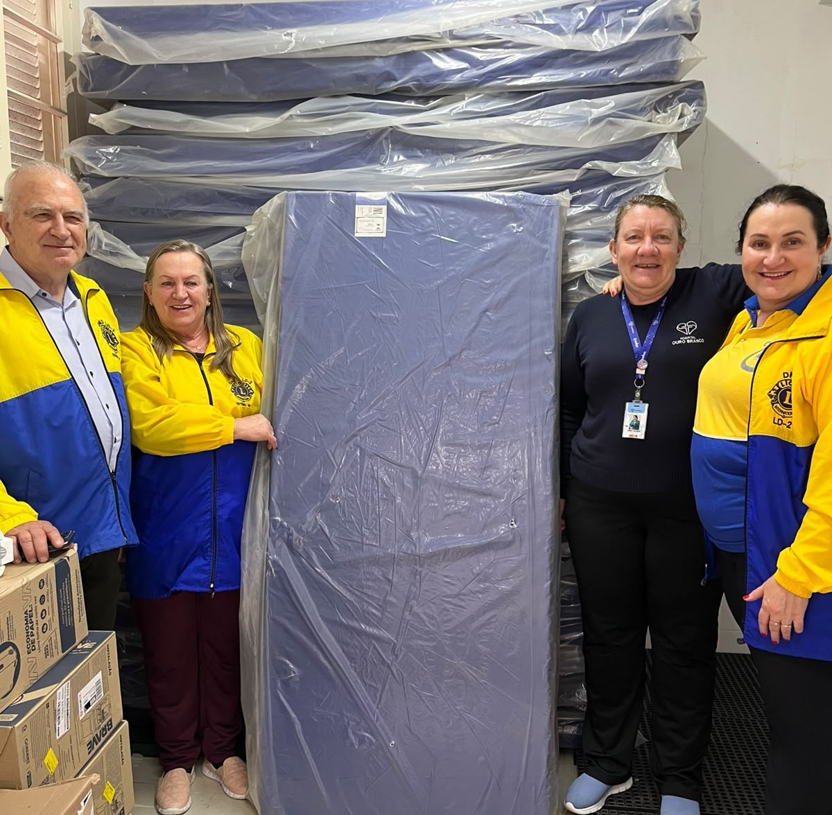 Lions Clube Teutônia entrega 20 colchões ao Hospital Ouro Branco