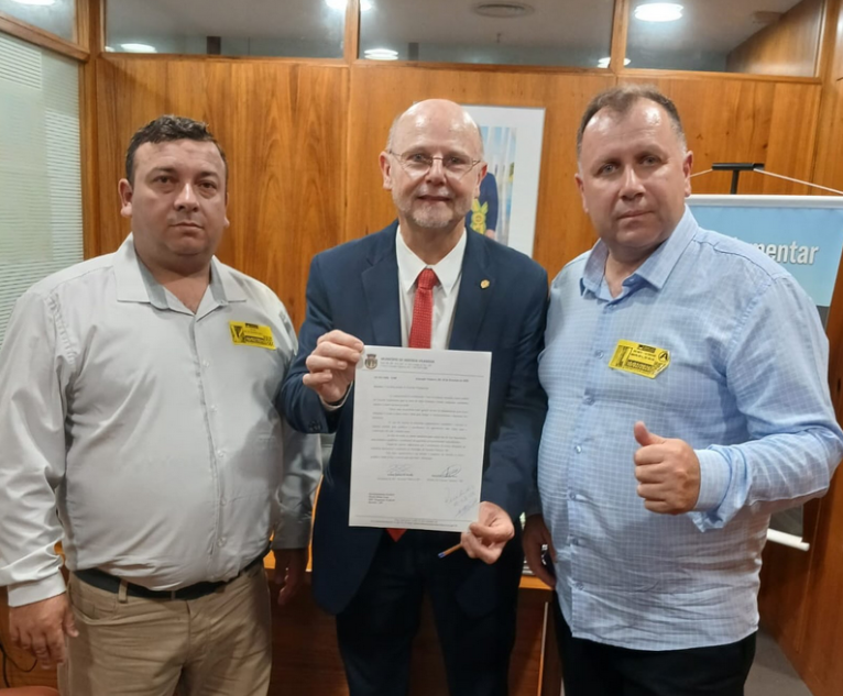 Secretário de Obras, Nei de Quadros Costa, o deputado federal Elvino Bohn Gass e o prefeito de Fazenda Vilanova, Amarildo Luís da Silva em Brasília, com o documento que confirma a liberação dos recursos
