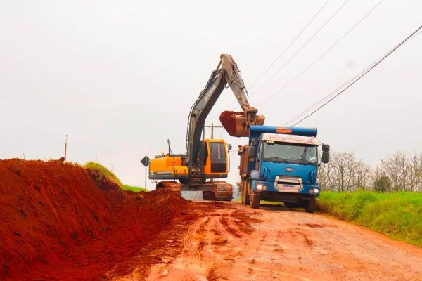 Município inicia pavimentação entre Nova Westfália e Glória