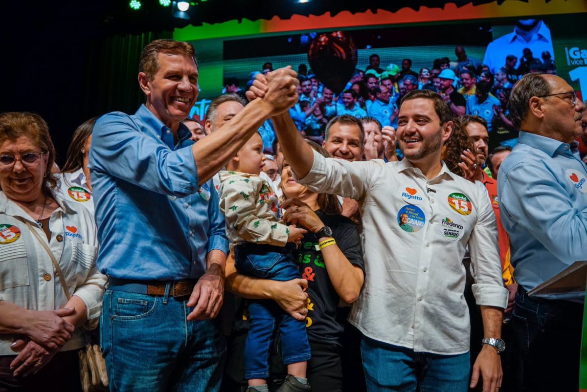 Ernani e Gabriel fazem gesto de união ao fim da solenidade. Foto: Divulgação