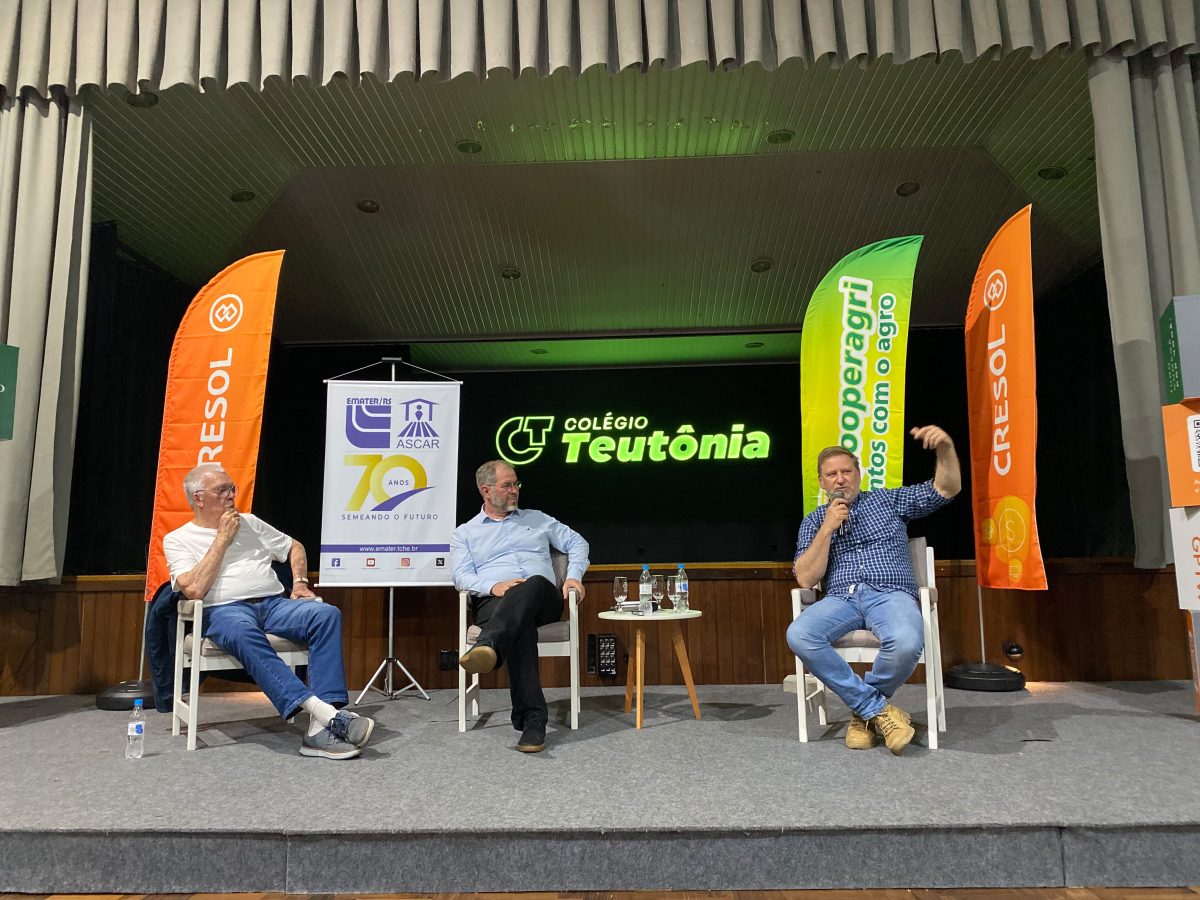 Sartori, Júlio e Varone conduziram os debates. Houve também um relato de experiência de um produtor atingido pela enchente de 2024. Fotos: Eduarda Rückert