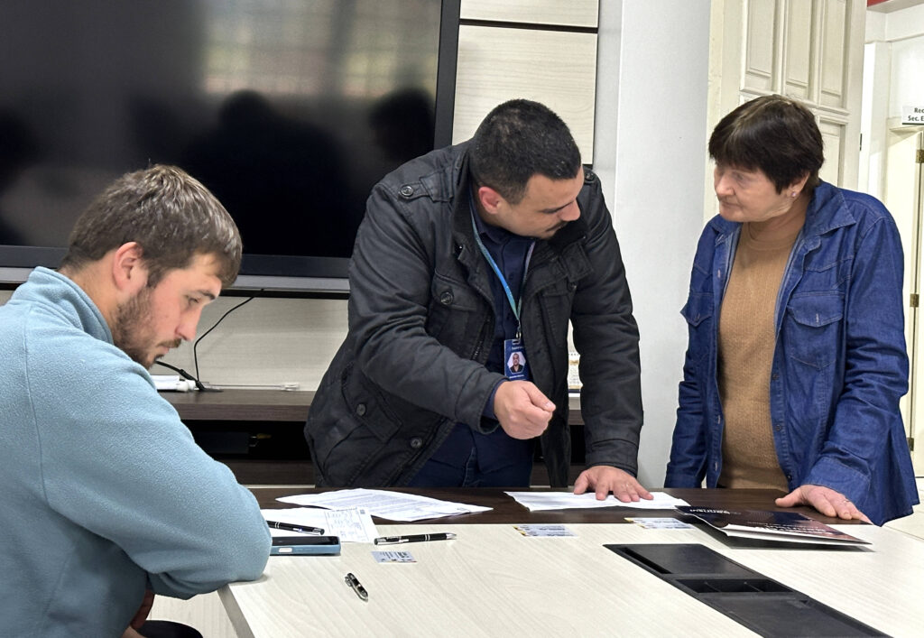Produtores rurais recebem cartões para aplicação de recursos do Funrigs